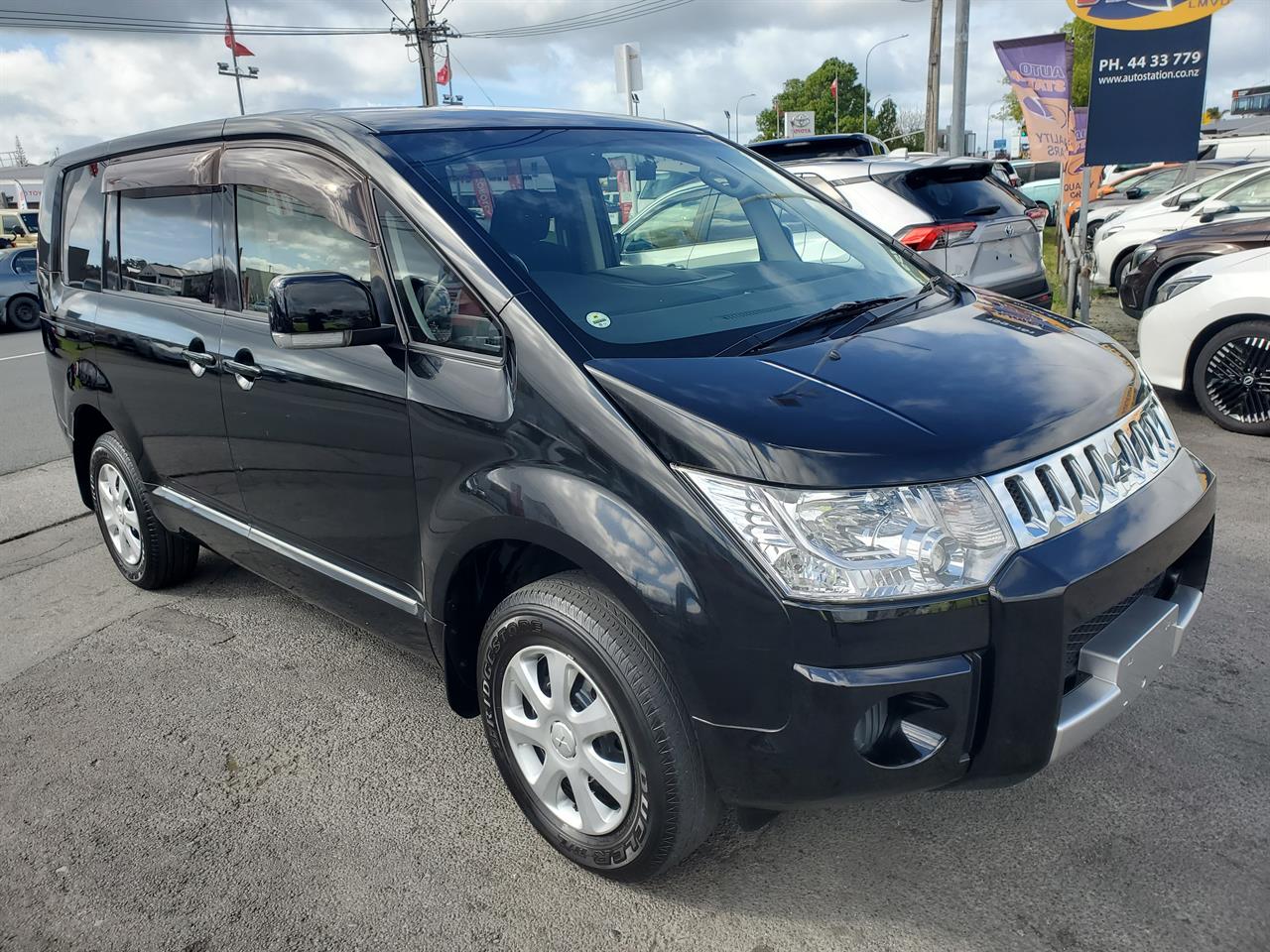 2019 Mitsubishi Delica thumbnail