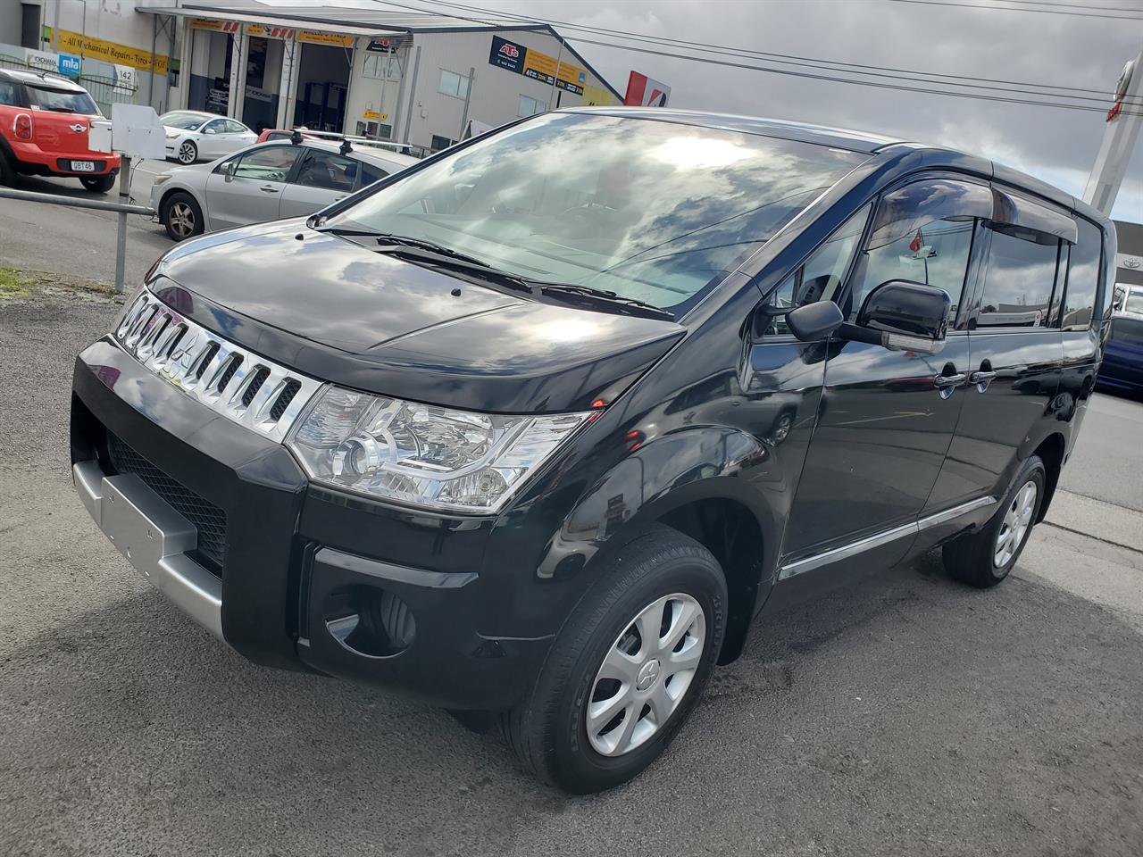 2019 Mitsubishi Delica thumbnail