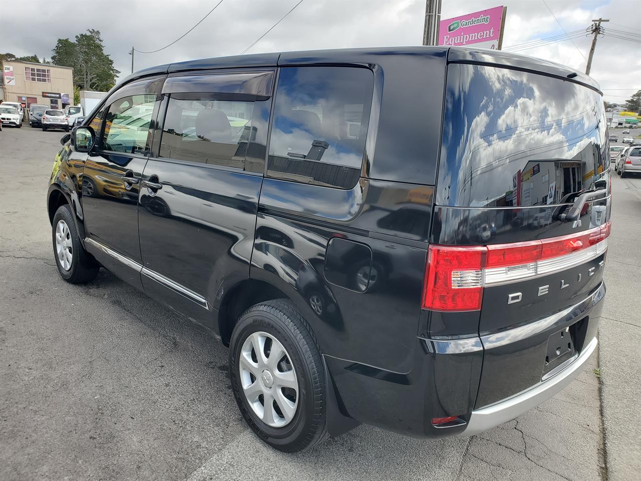 2019 Mitsubishi Delica thumbnail