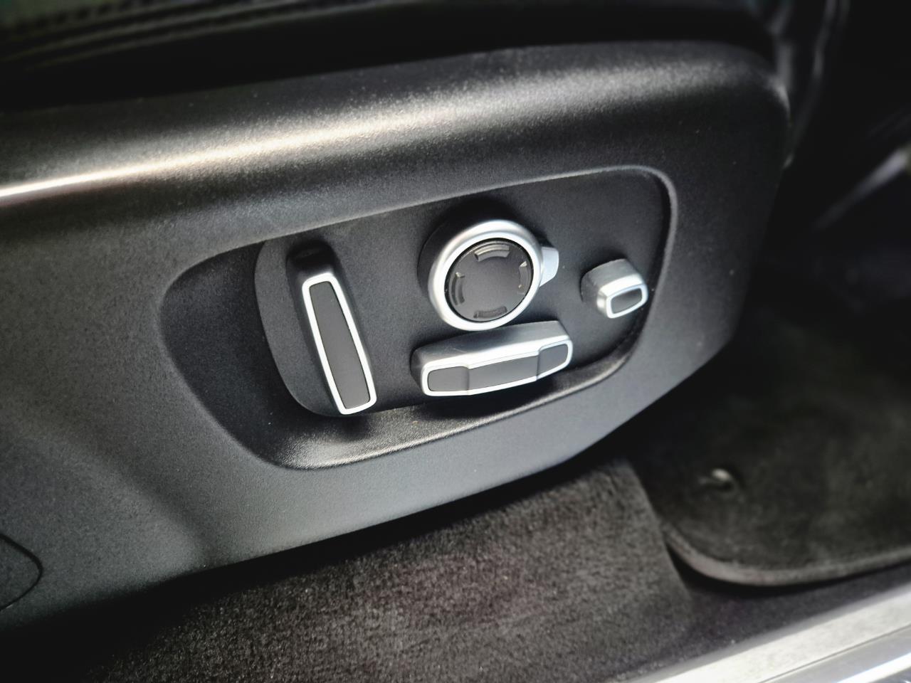 2019 Land Rover Range thumbnail