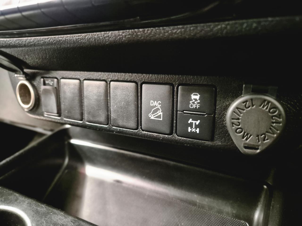 2022 Toyota Hilux thumbnail