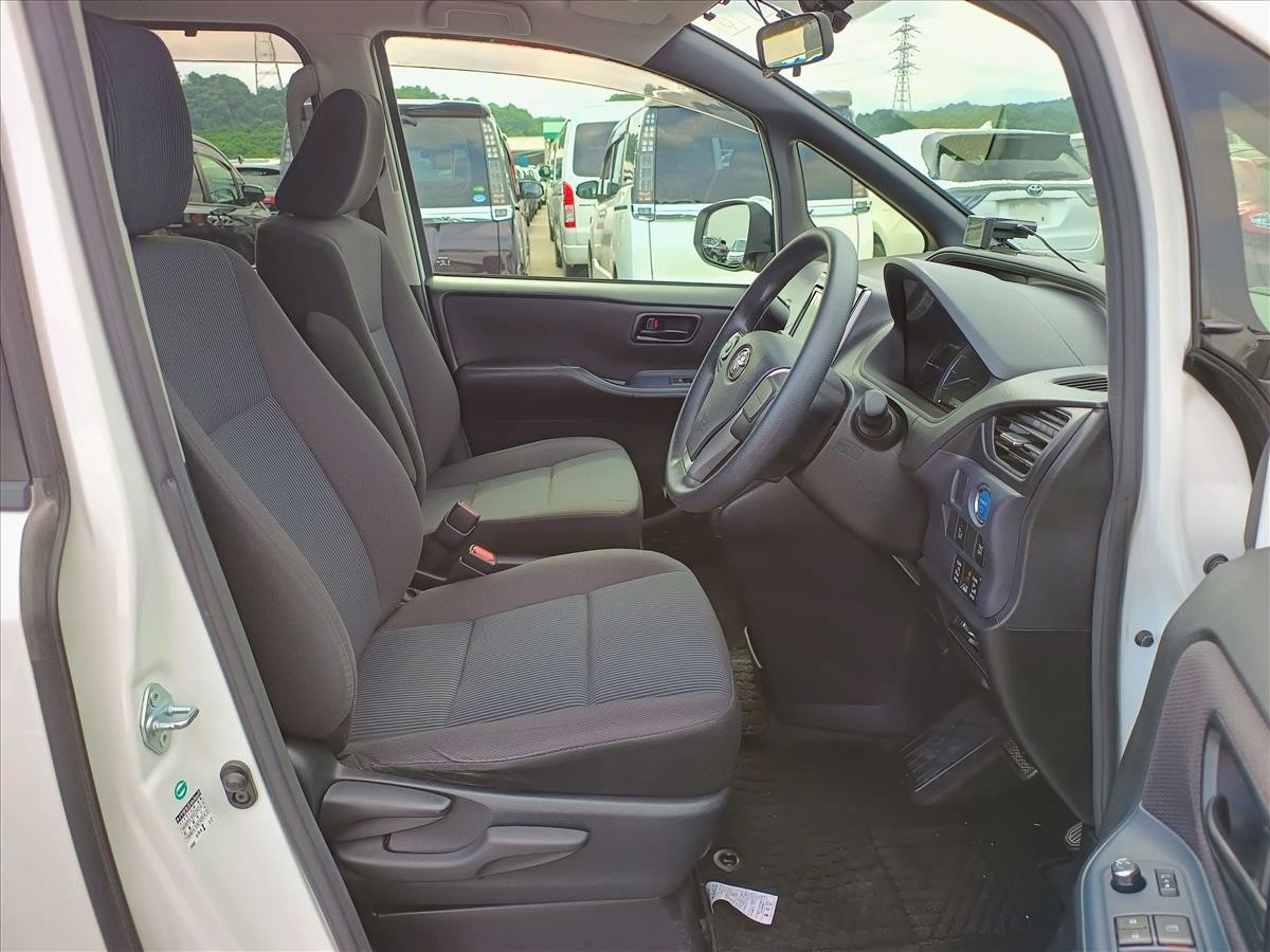 2015 Toyota Voxy thumbnail