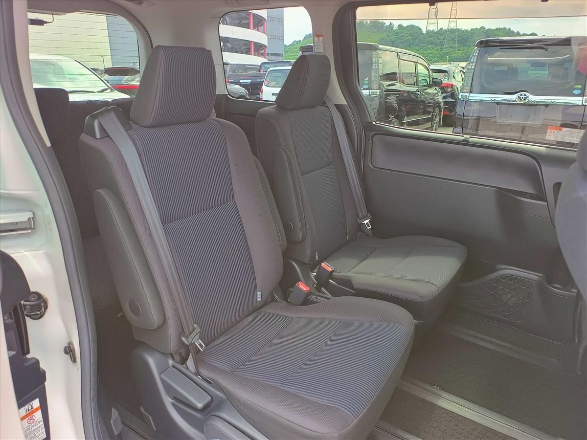 2015 Toyota Voxy thumbnail