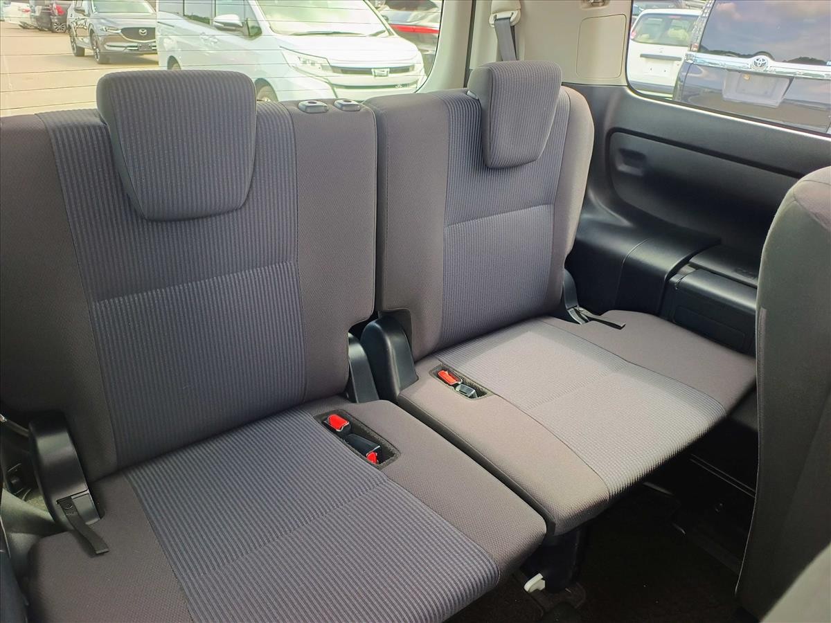2015 Toyota Voxy thumbnail