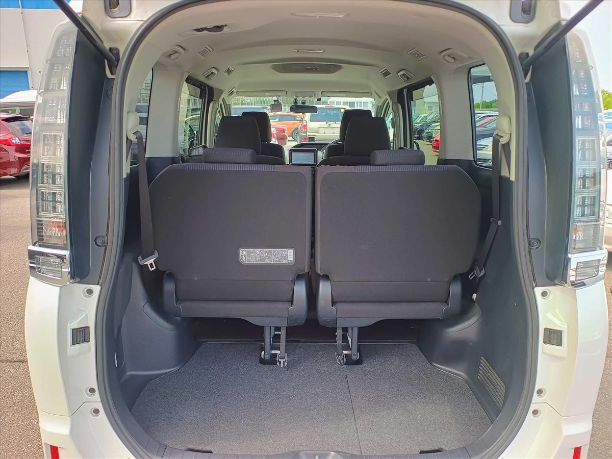 2015 Toyota Voxy thumbnail