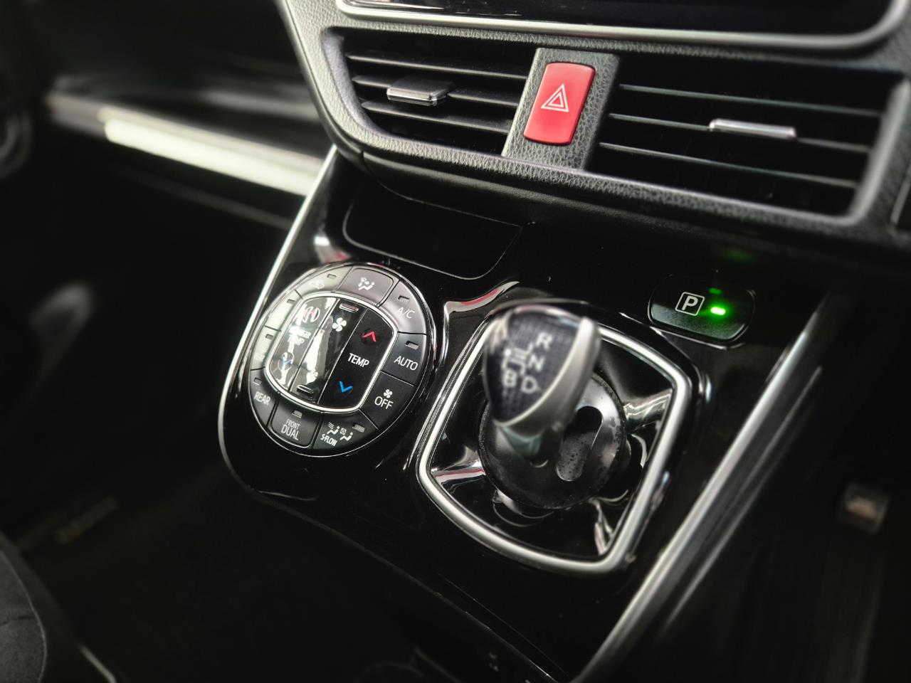 2015 Toyota ESQUIRE thumbnail