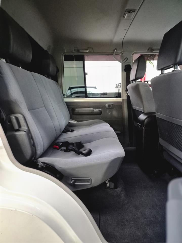 2019 Toyota Landcruiser thumbnail