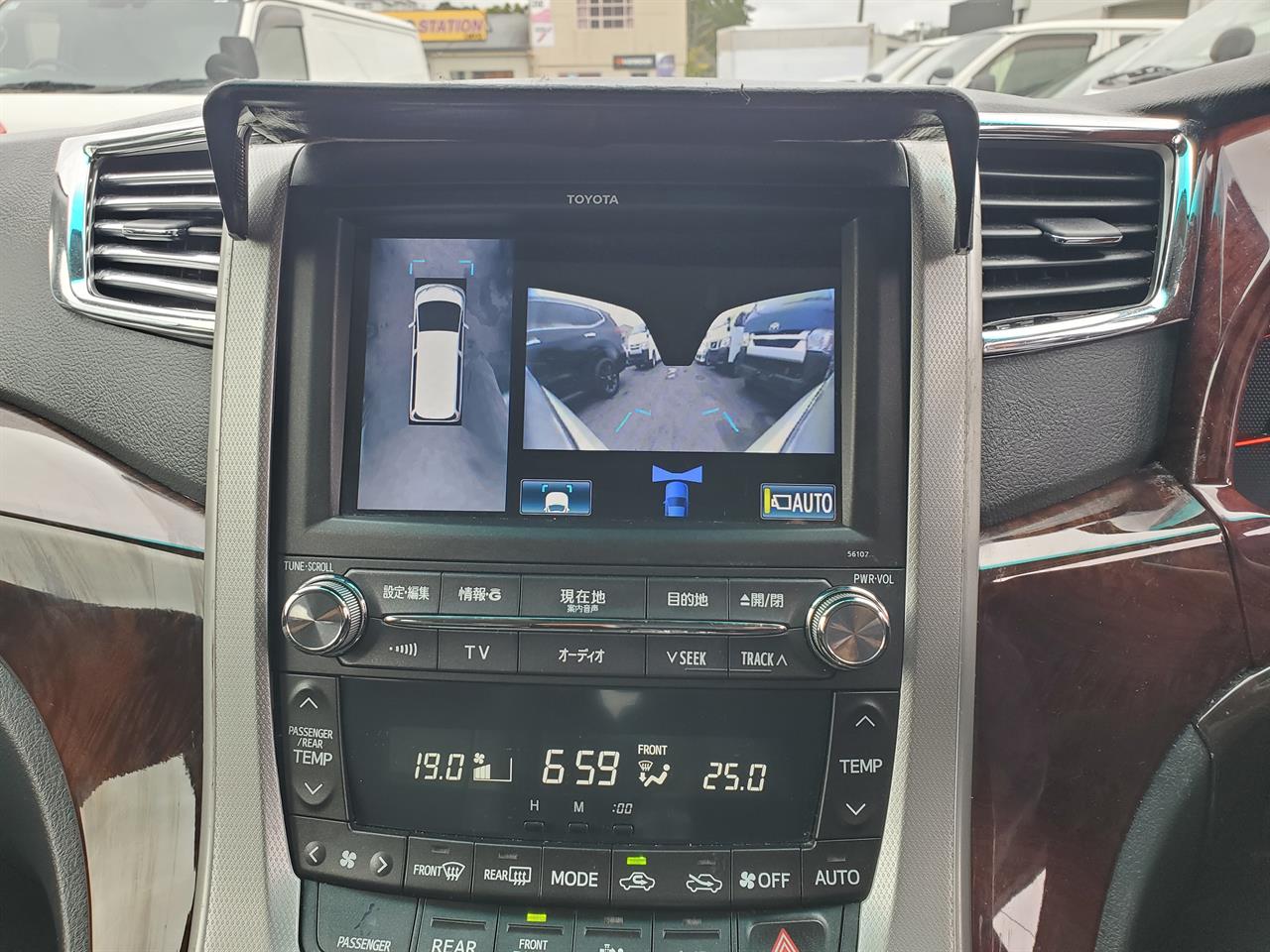 2013 Toyota Alphard thumbnail