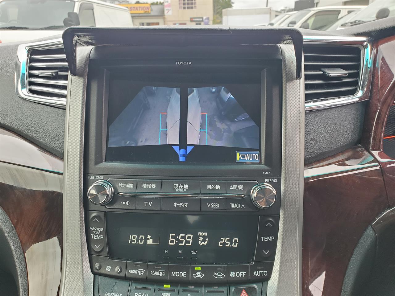 2013 Toyota Alphard thumbnail