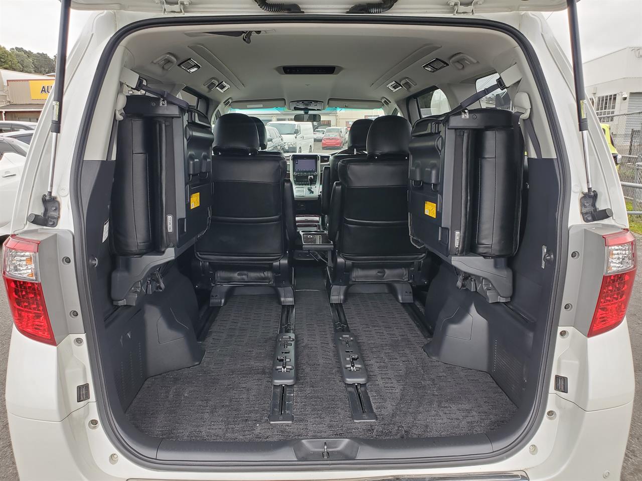 2013 Toyota Alphard thumbnail