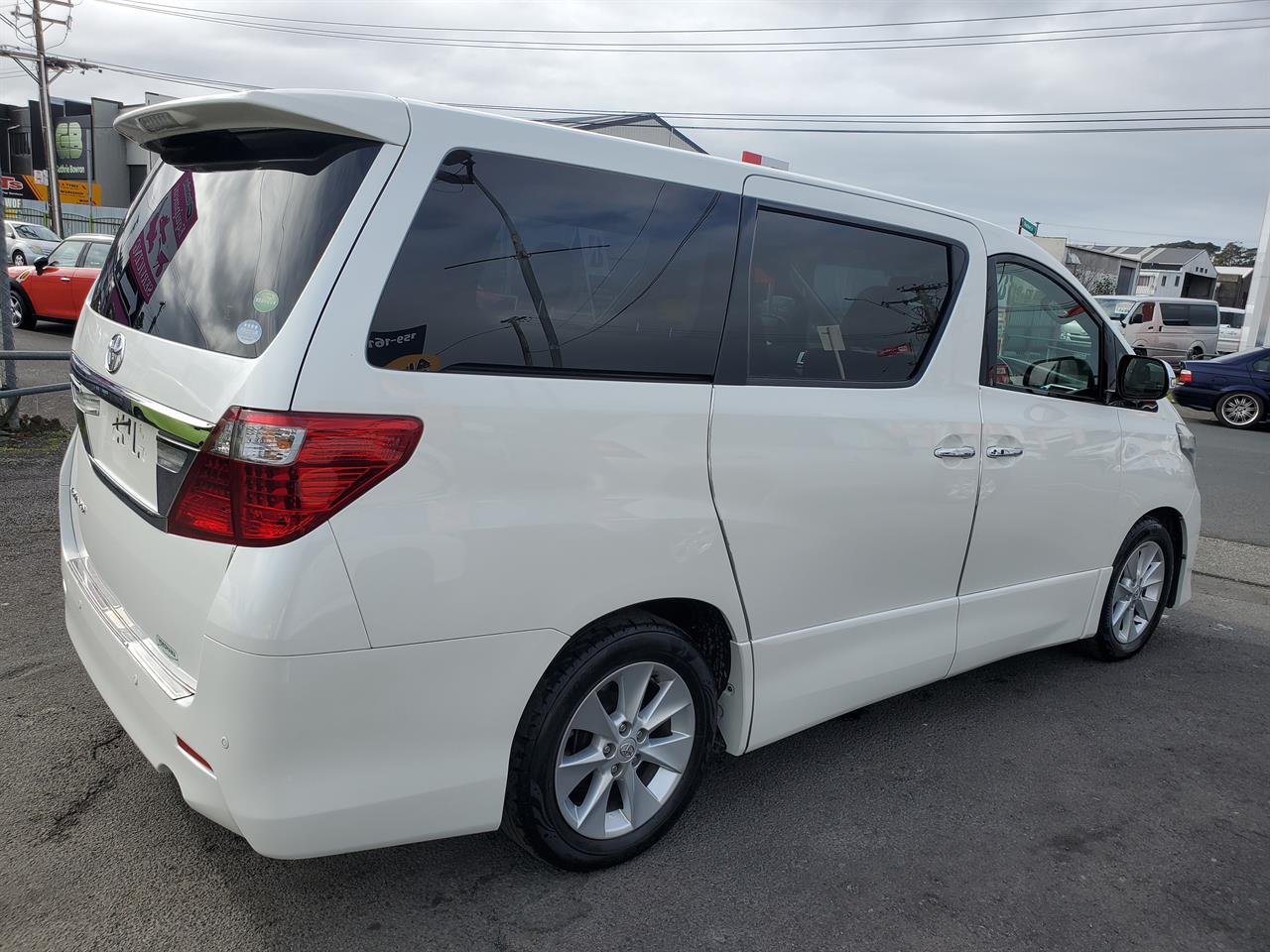 2013 Toyota Alphard thumbnail