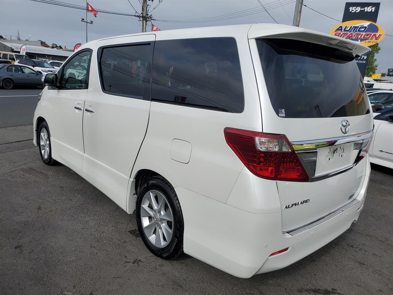 2013 Toyota Alphard thumbnail
