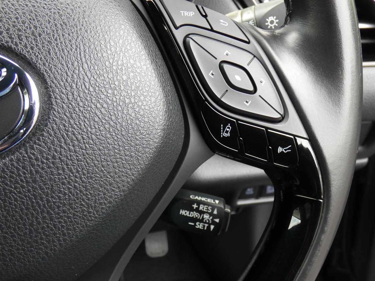 2017 Toyota C-HR thumbnail