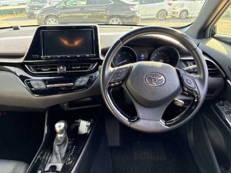 2017 Toyota C-HR thumbnail