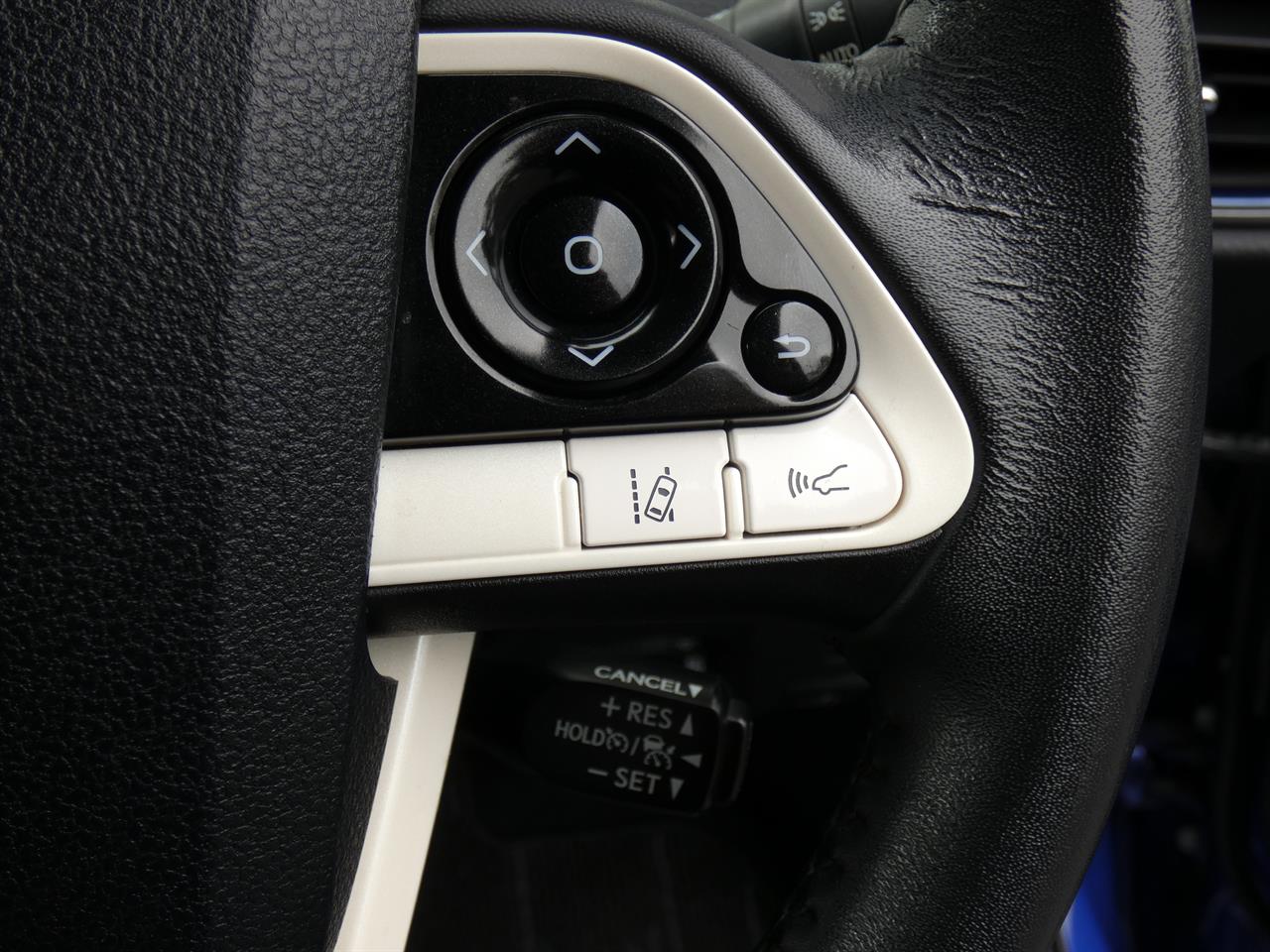 2017 Toyota Prius thumbnail