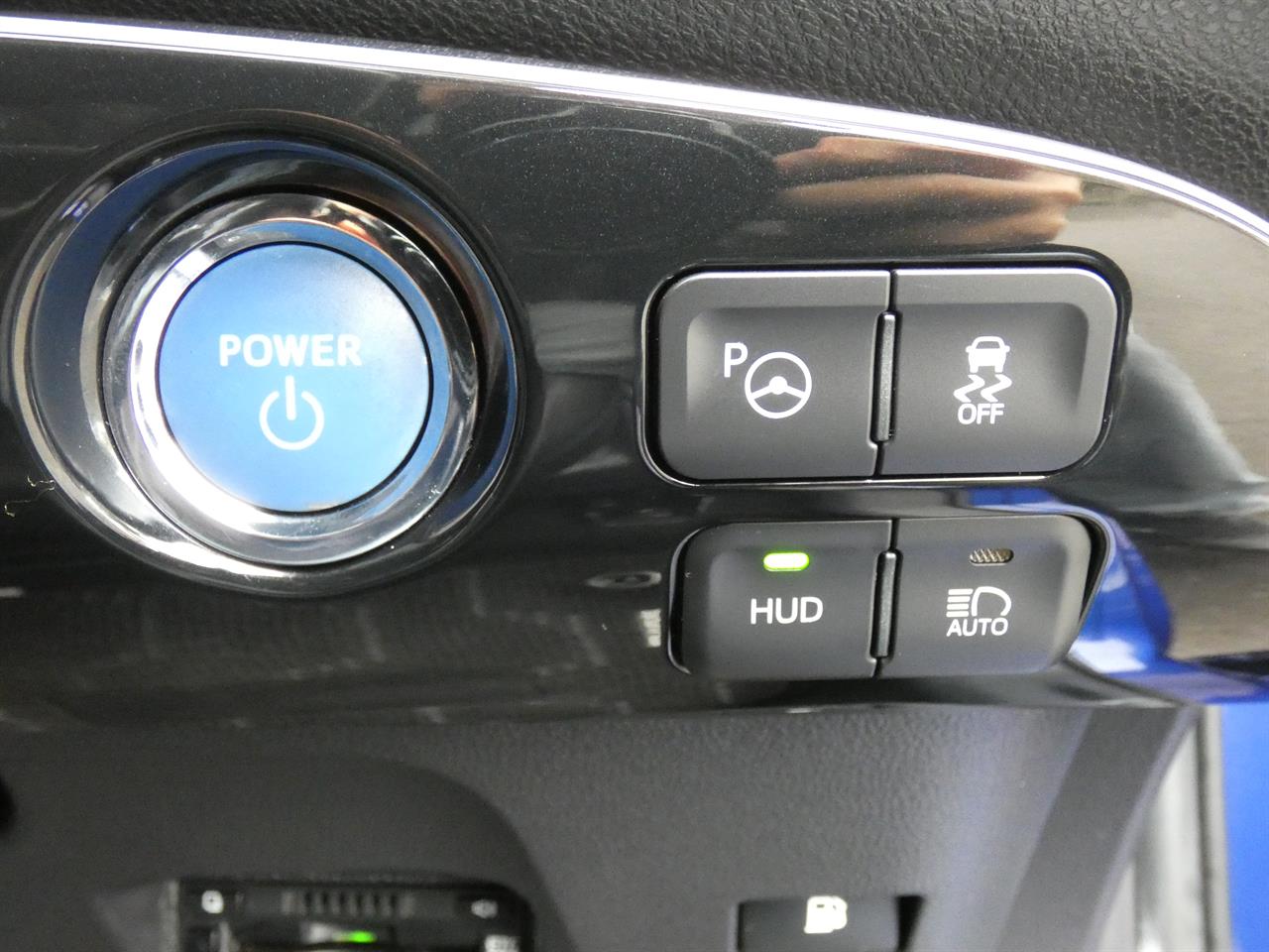 2017 Toyota Prius thumbnail