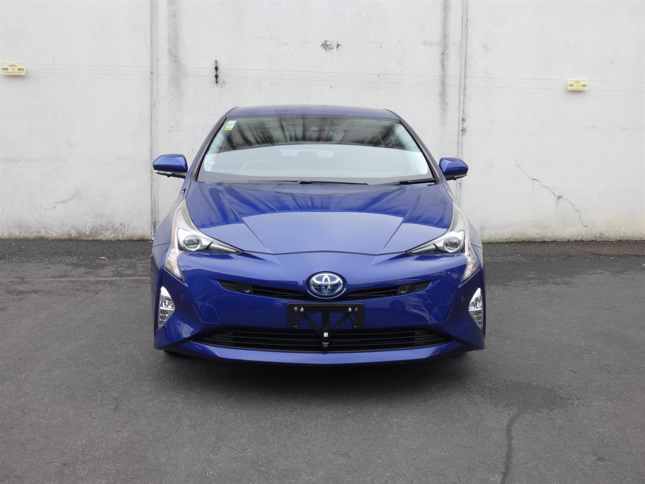 2017 Toyota Prius thumbnail