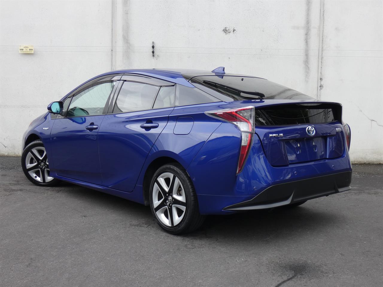 2017 Toyota Prius thumbnail