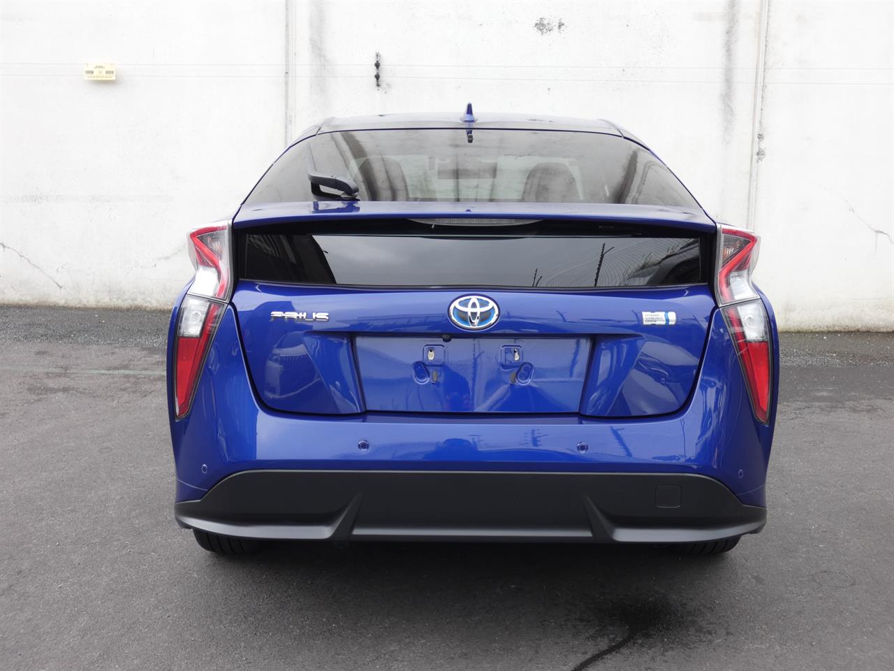 2017 Toyota Prius thumbnail