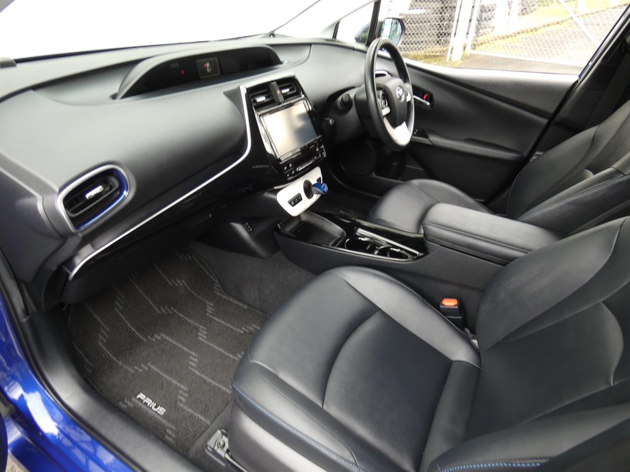 2017 Toyota Prius thumbnail