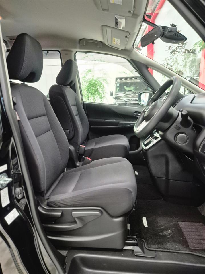 2017 Nissan Serena thumbnail