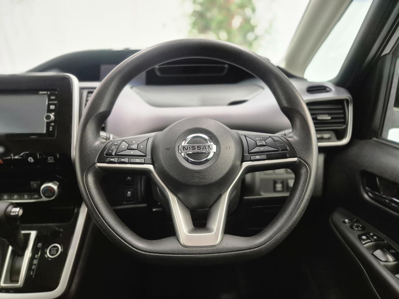 2017 Nissan Serena thumbnail