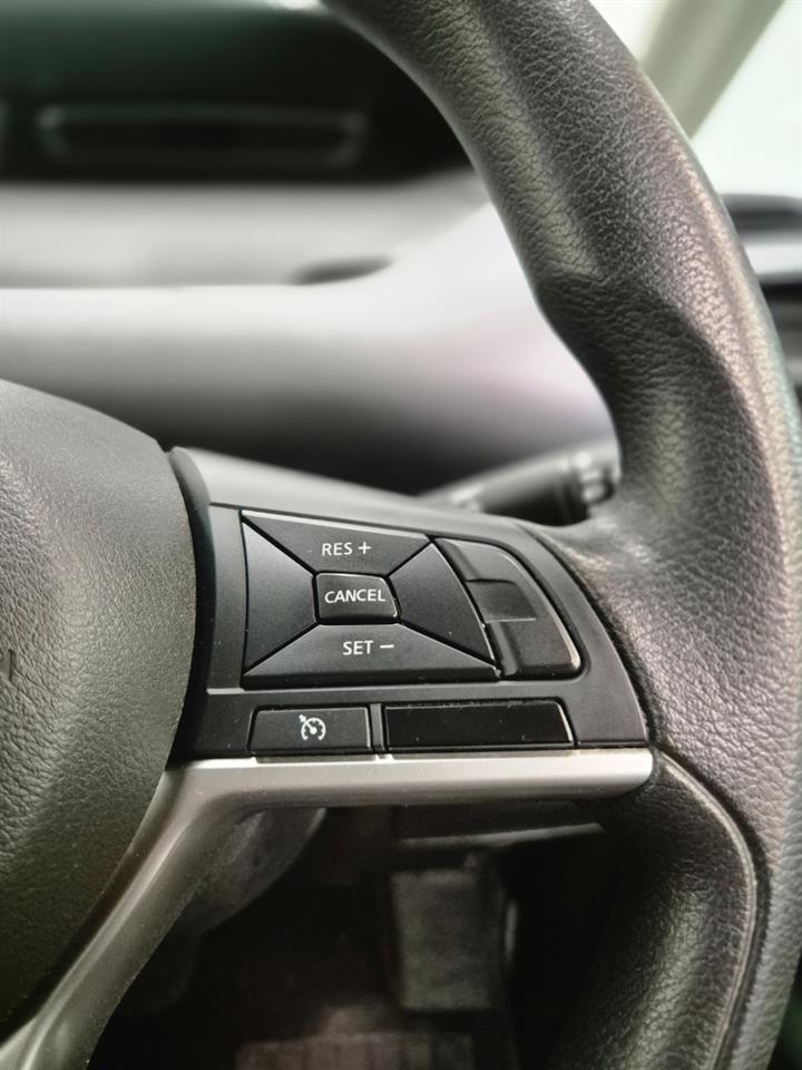 2017 Nissan Serena thumbnail
