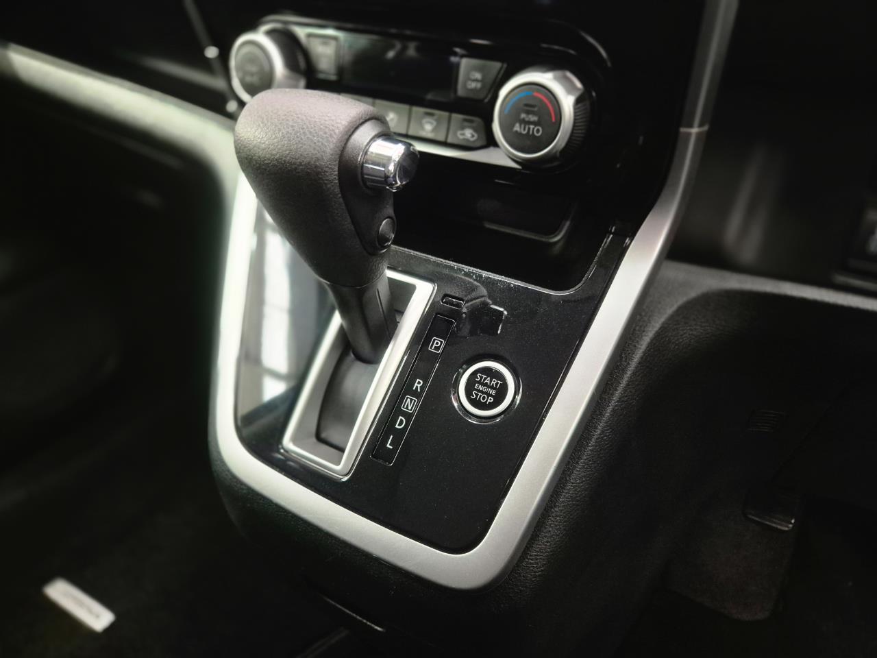 2017 Nissan Serena thumbnail