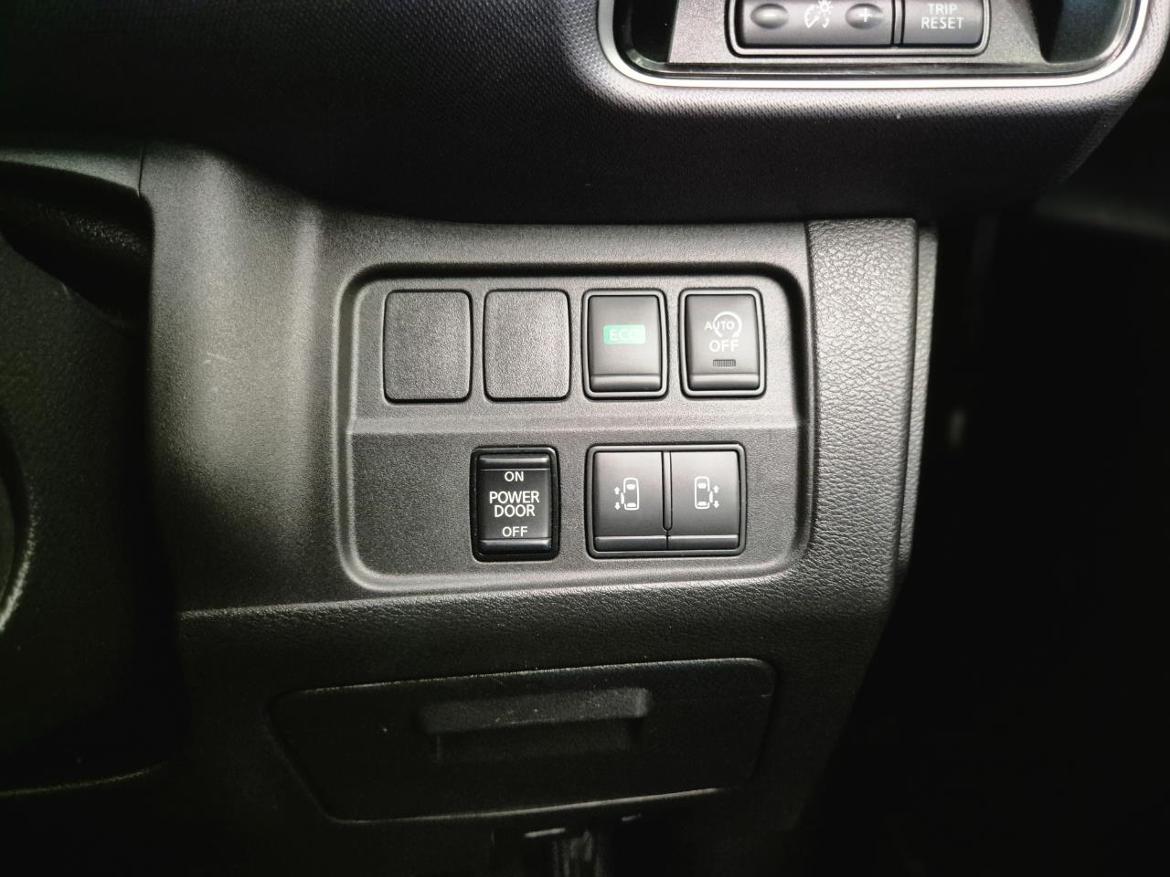 2017 Nissan Serena thumbnail