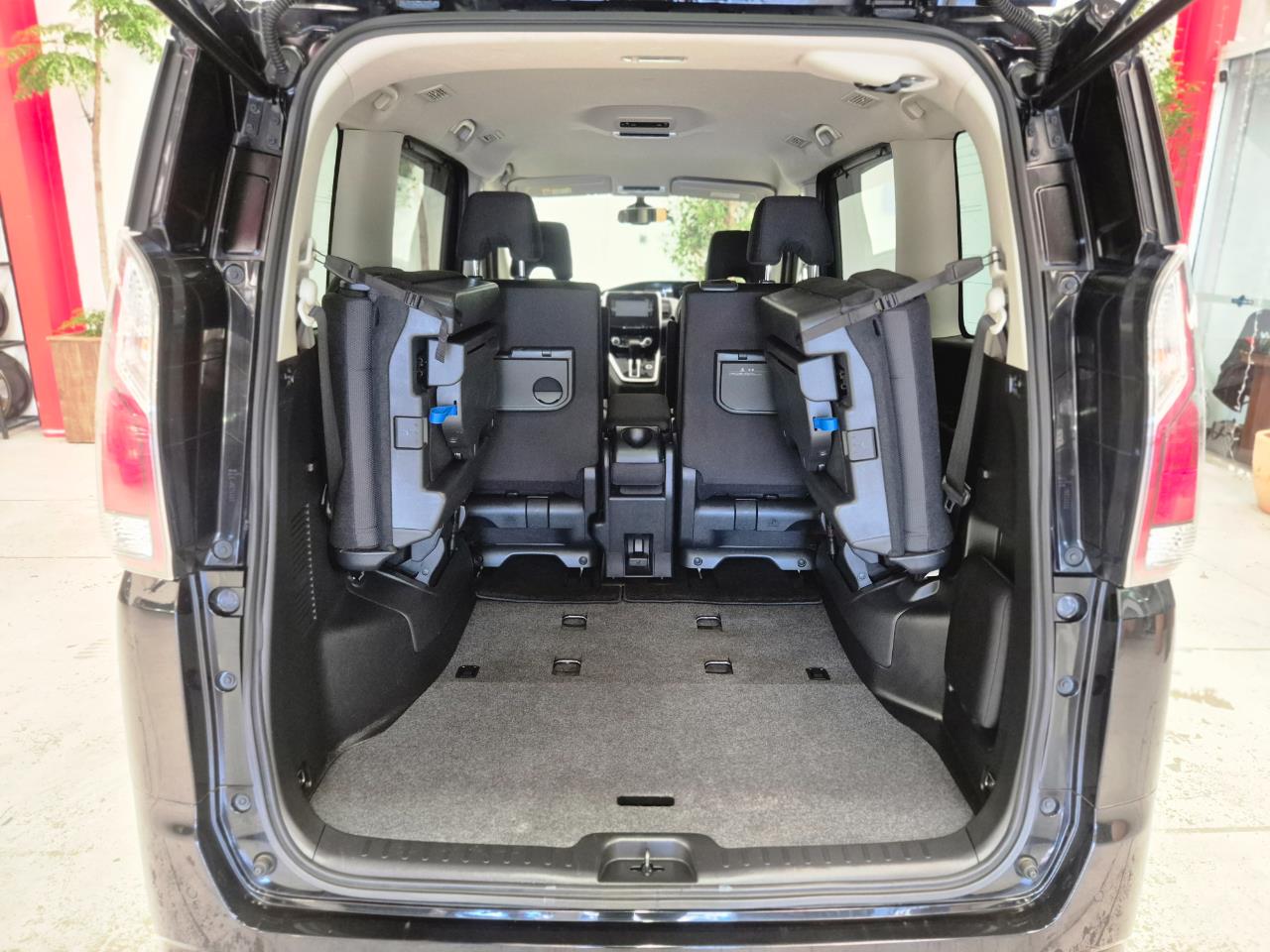 2017 Nissan Serena thumbnail