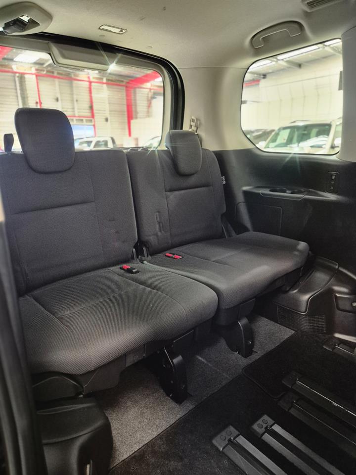 2017 Nissan Serena thumbnail