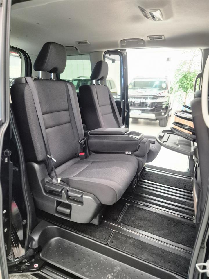 2017 Nissan Serena thumbnail