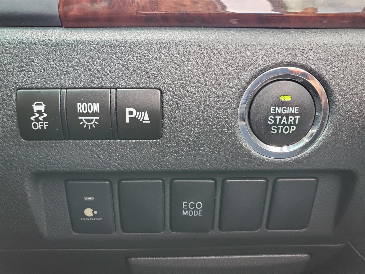 2013 Toyota Alphard thumbnail