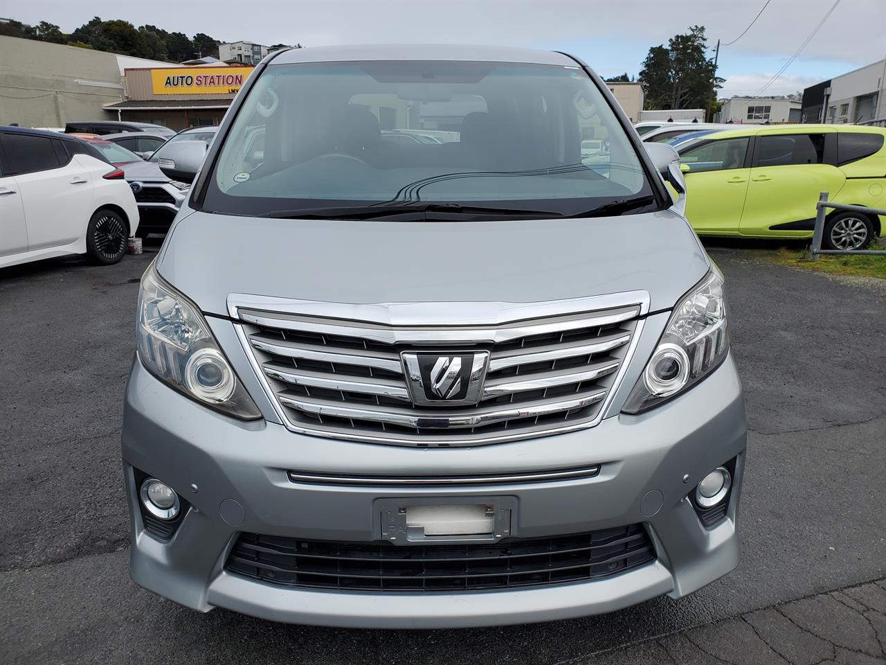2013 Toyota Alphard thumbnail