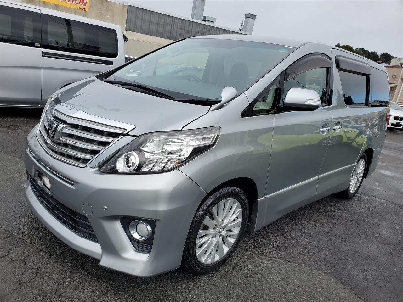 2013 Toyota Alphard thumbnail