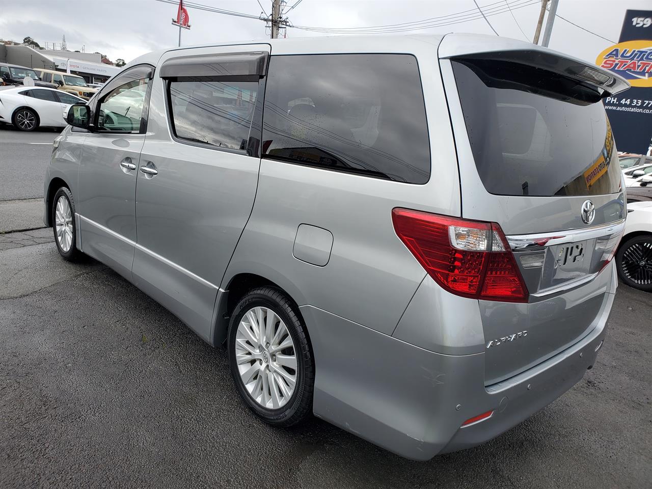 2013 Toyota Alphard thumbnail