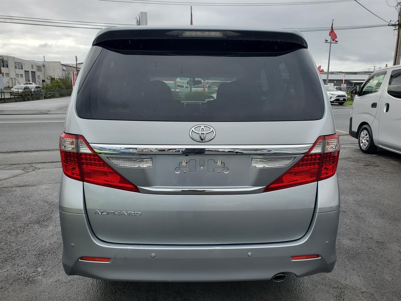 2013 Toyota Alphard thumbnail