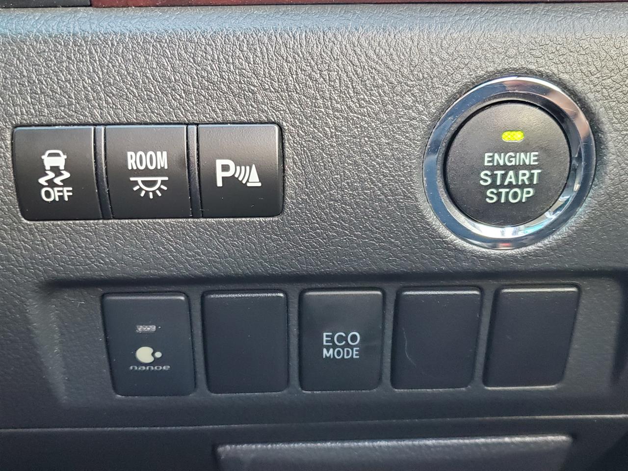 2013 Toyota Vellfire thumbnail