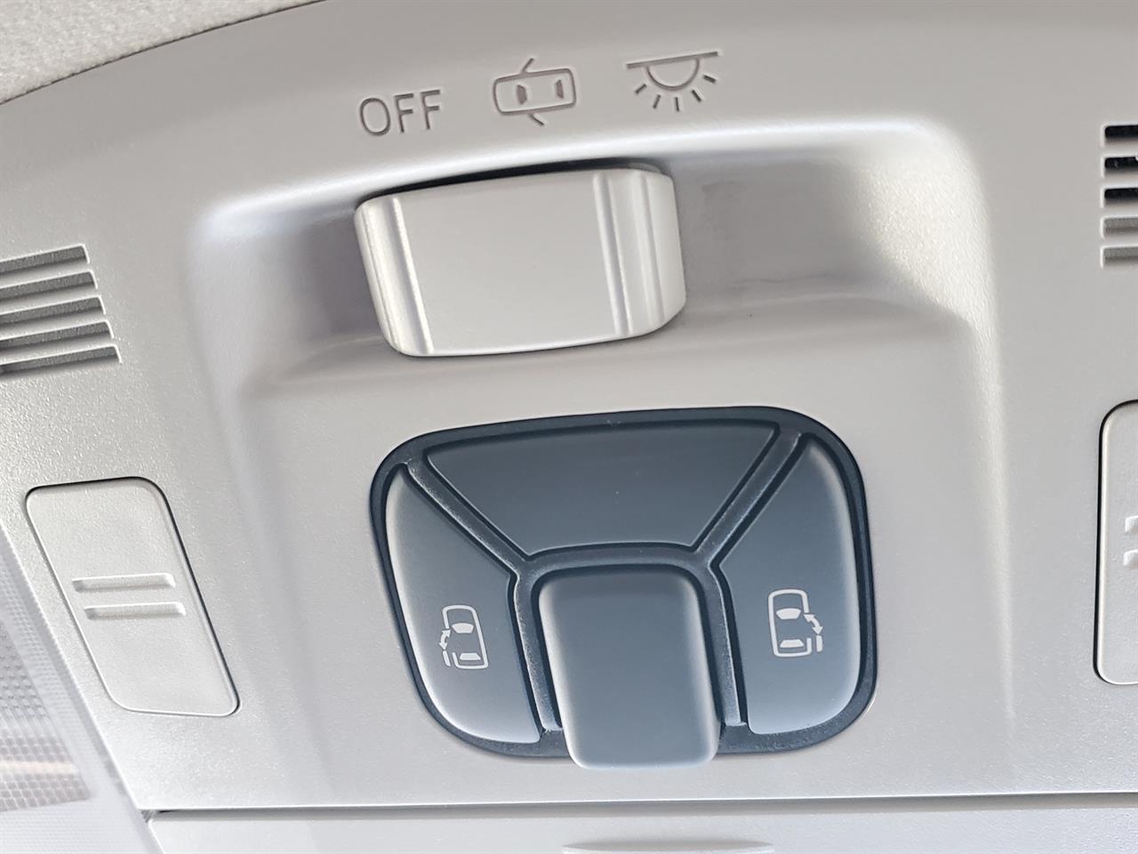 2013 Toyota Vellfire thumbnail