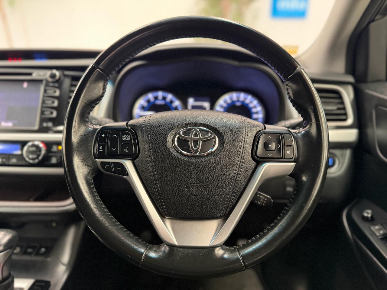 2017 Toyota Highlander thumbnail