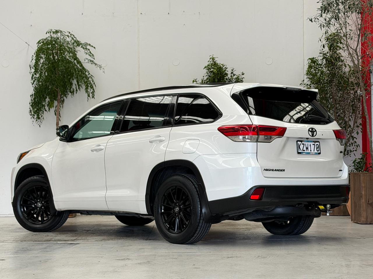 2017 Toyota Highlander thumbnail