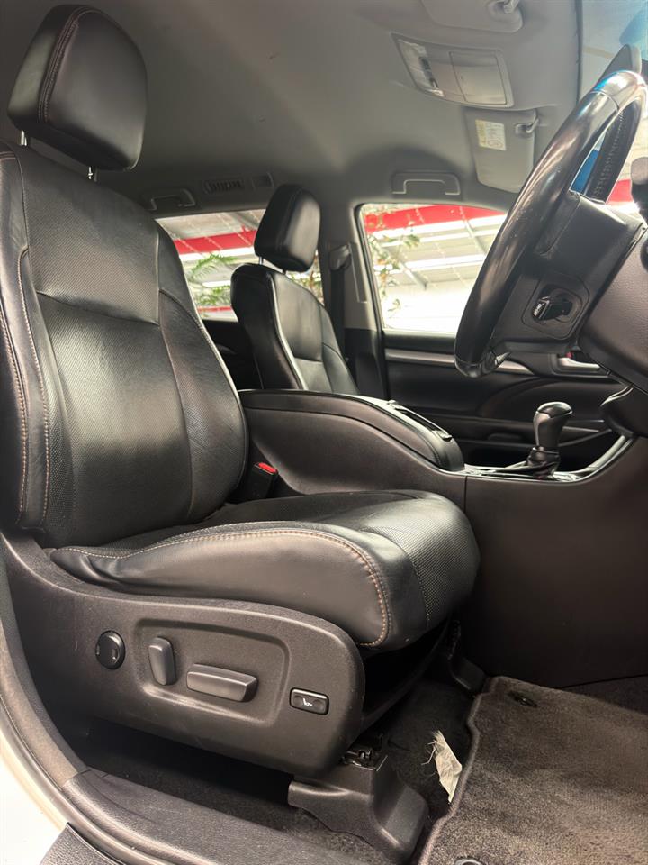 2017 Toyota Highlander thumbnail