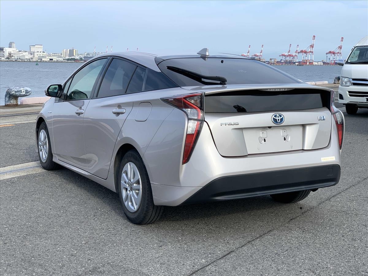 2016 Toyota PRIUS thumbnail