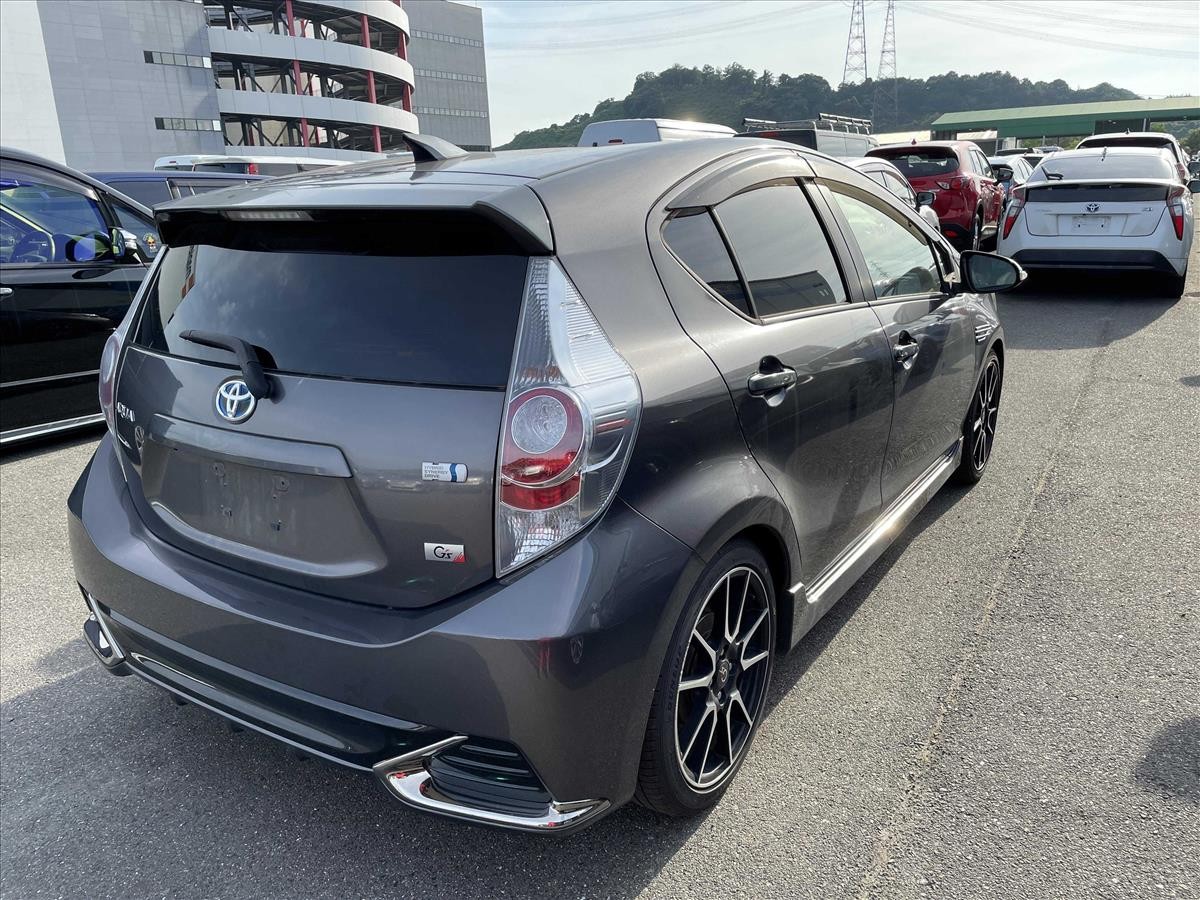 2014 Toyota Aqua thumbnail