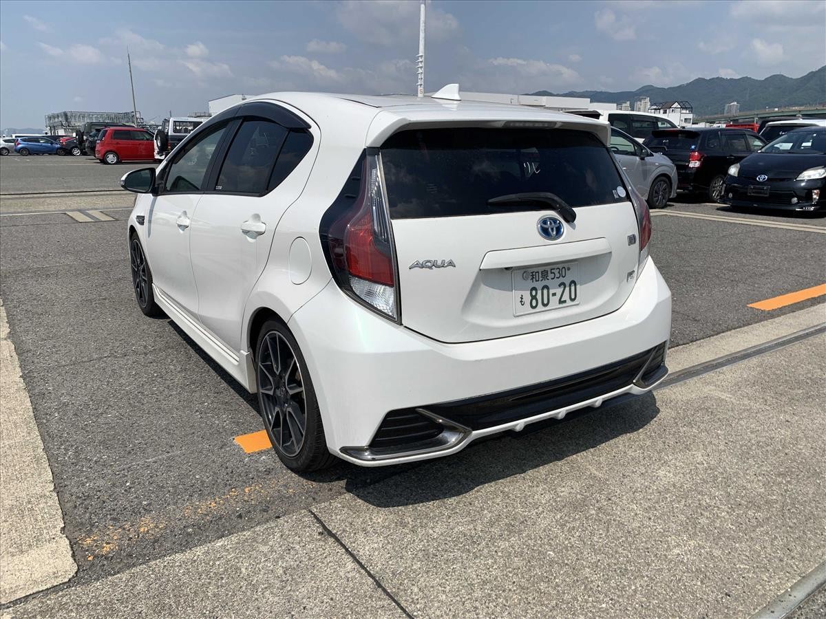 2016 Toyota Aqua thumbnail