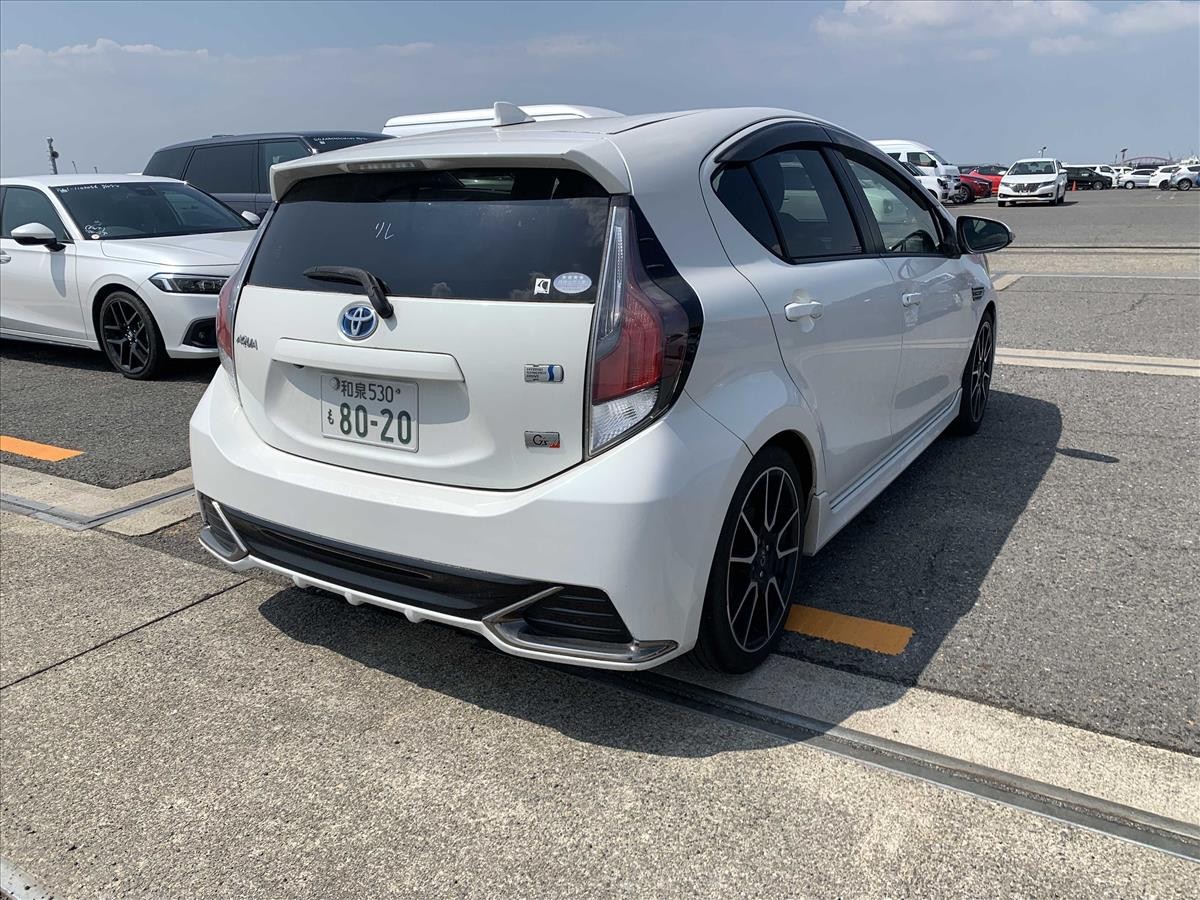 2016 Toyota Aqua thumbnail