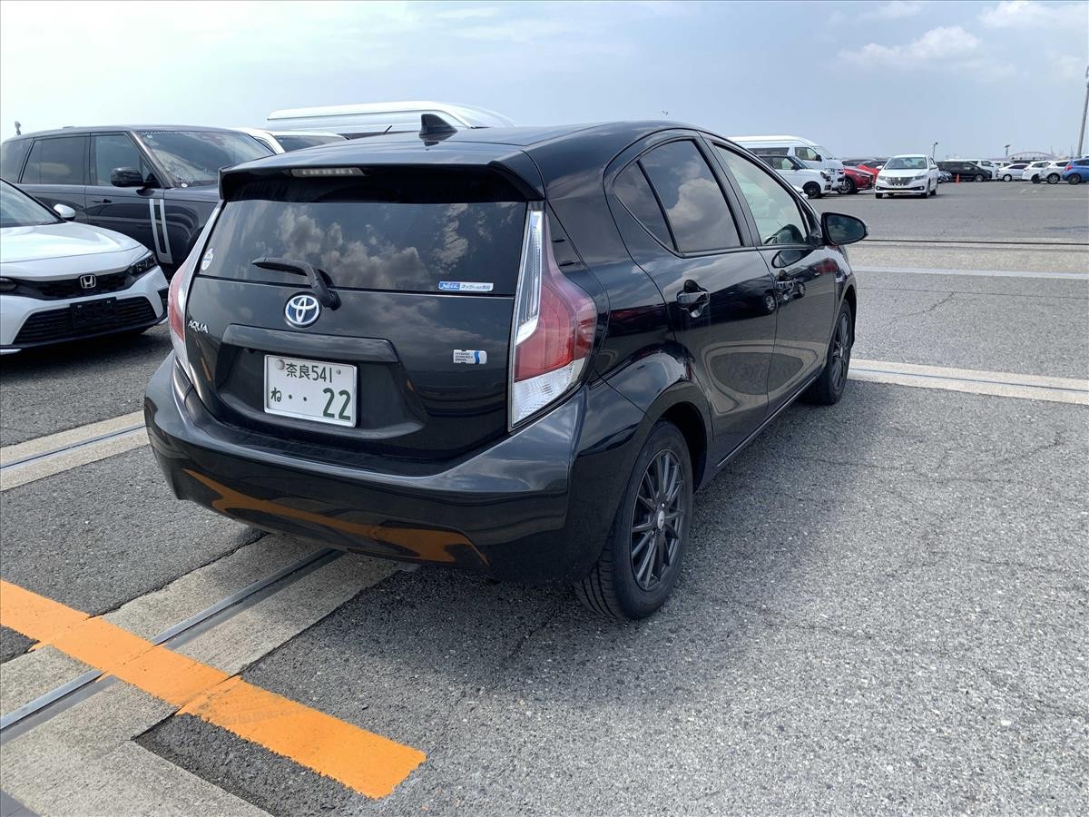 2015 Toyota Aqua thumbnail