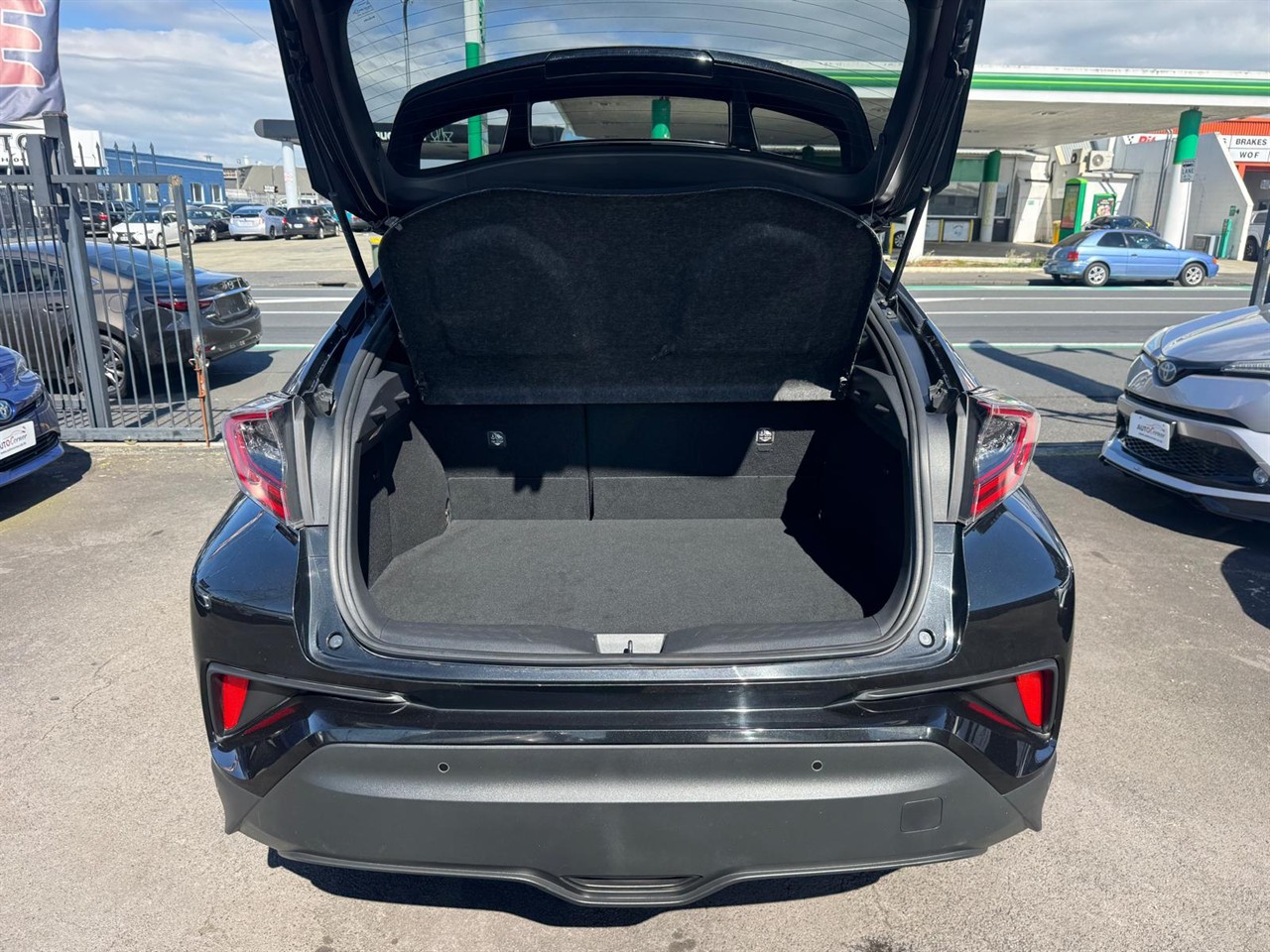 2017 Toyota C-HR thumbnail