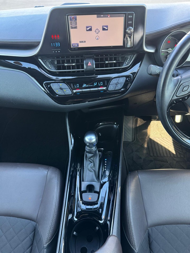 2017 Toyota C-HR thumbnail