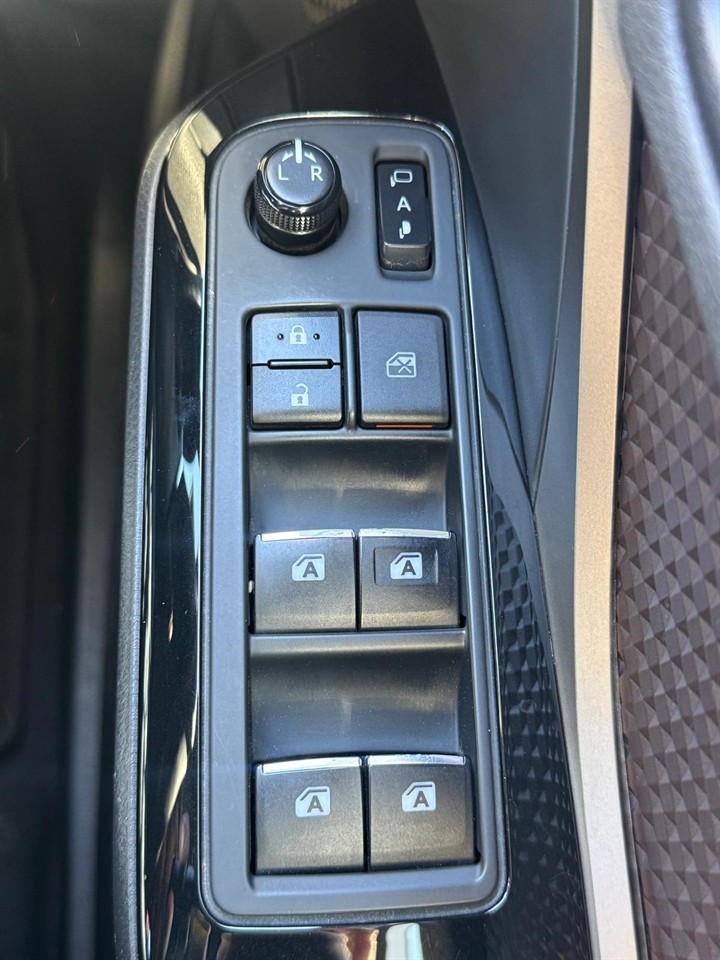 2017 Toyota C-HR thumbnail